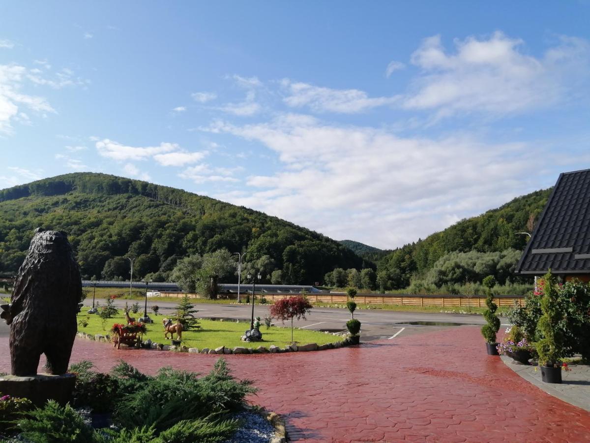 Hanul Vanatorului Gura Humorului Buitenkant foto