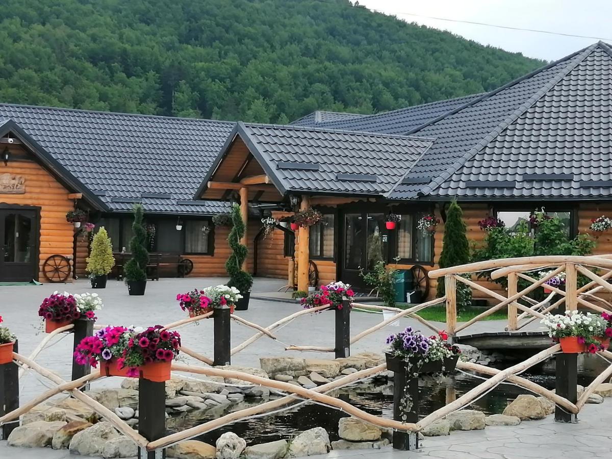 Hanul Vanatorului Gura Humorului Buitenkant foto