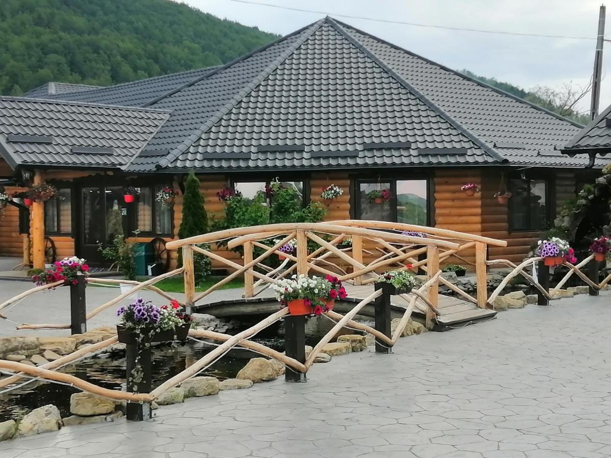 Hanul Vanatorului Gura Humorului Buitenkant foto